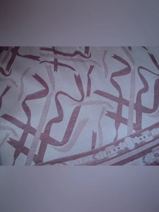 Patterned scarf with Reversible Ribbon Pattern on both sides - Picture 5 of 7